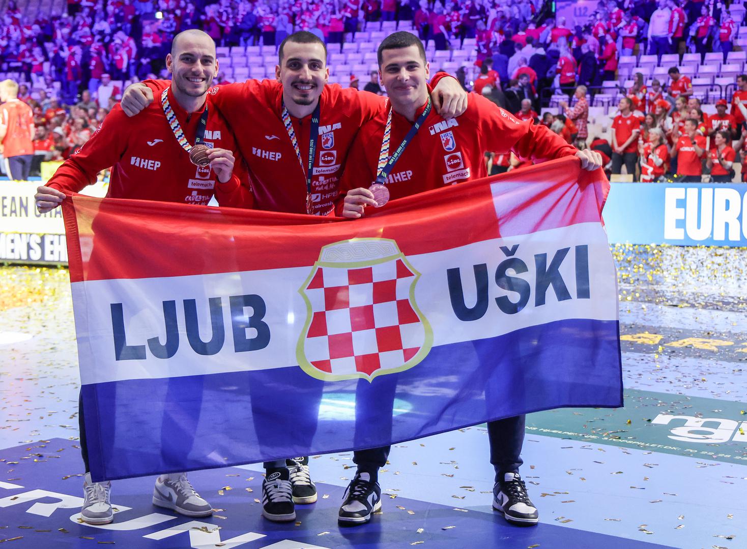 Hrvatski rukometni savez kažnjen je s 10 tisuća eura, a izbornik Dagur Sigurdsson s četiri tisuće eura zbog kršenja protokola na ovogodišnjem Europskom prvenstvu, objavila je Europska rukometna federacija (EHF). U službenom priopćenju naveli su: