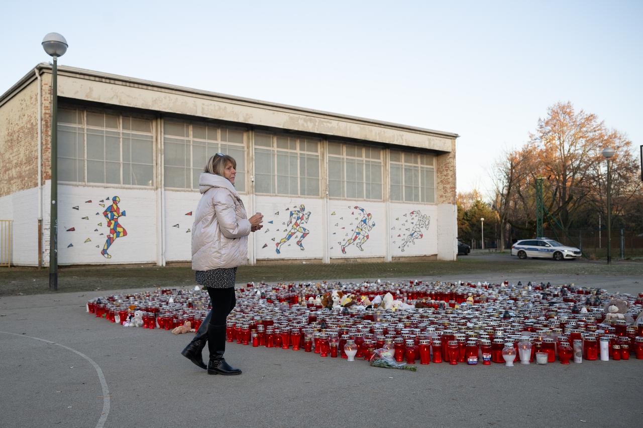 Zagreb: Građani i dalje obilaze osnovnu školu kako bi upalili svijeće na školskom igralištu