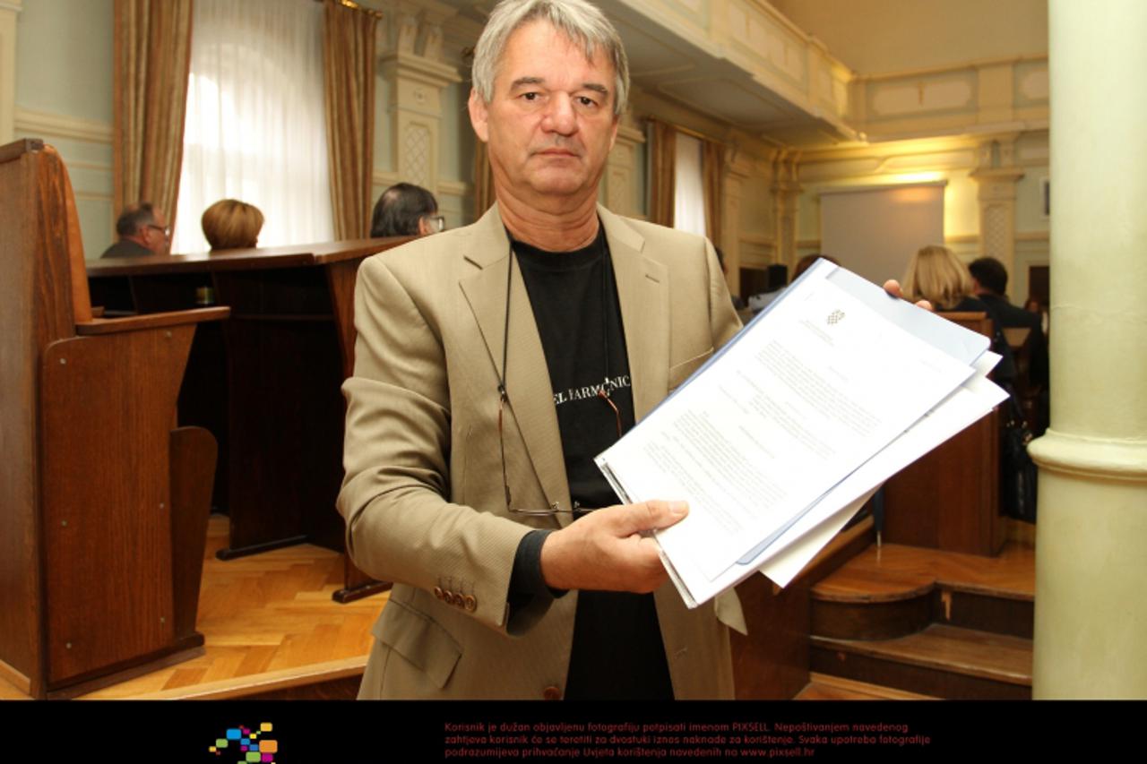 '11.10.2012. Karlovac - Na sjednici gradskog vijeca Karlovca bivsi ravnatelj Gradskog kazalista Zvonimir Ilijic najavio je tuzbu protiv grada Karlovca. Photo: Kristina Stedul Fabac/PIXSELL'