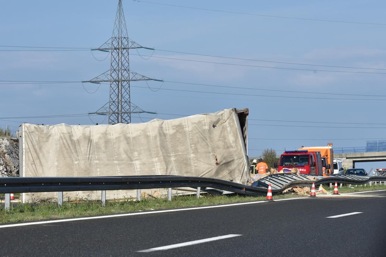 Na autocesti A1 kod čvora Perković prevrnuo se kamion