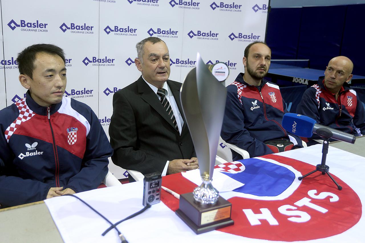 15.10.2013., Zagreb - U dvorani III Doma Sportova Hrvatski stolnoteniski savez odrzao je konferenciju za medije povodom osvajanja zlatne medalje u konkurenciji parova na Europskom prvenstvu u Becu Tan Ruiwua, kineza s hrvatskom putovnicom. Tan Ruiwu, Zlat