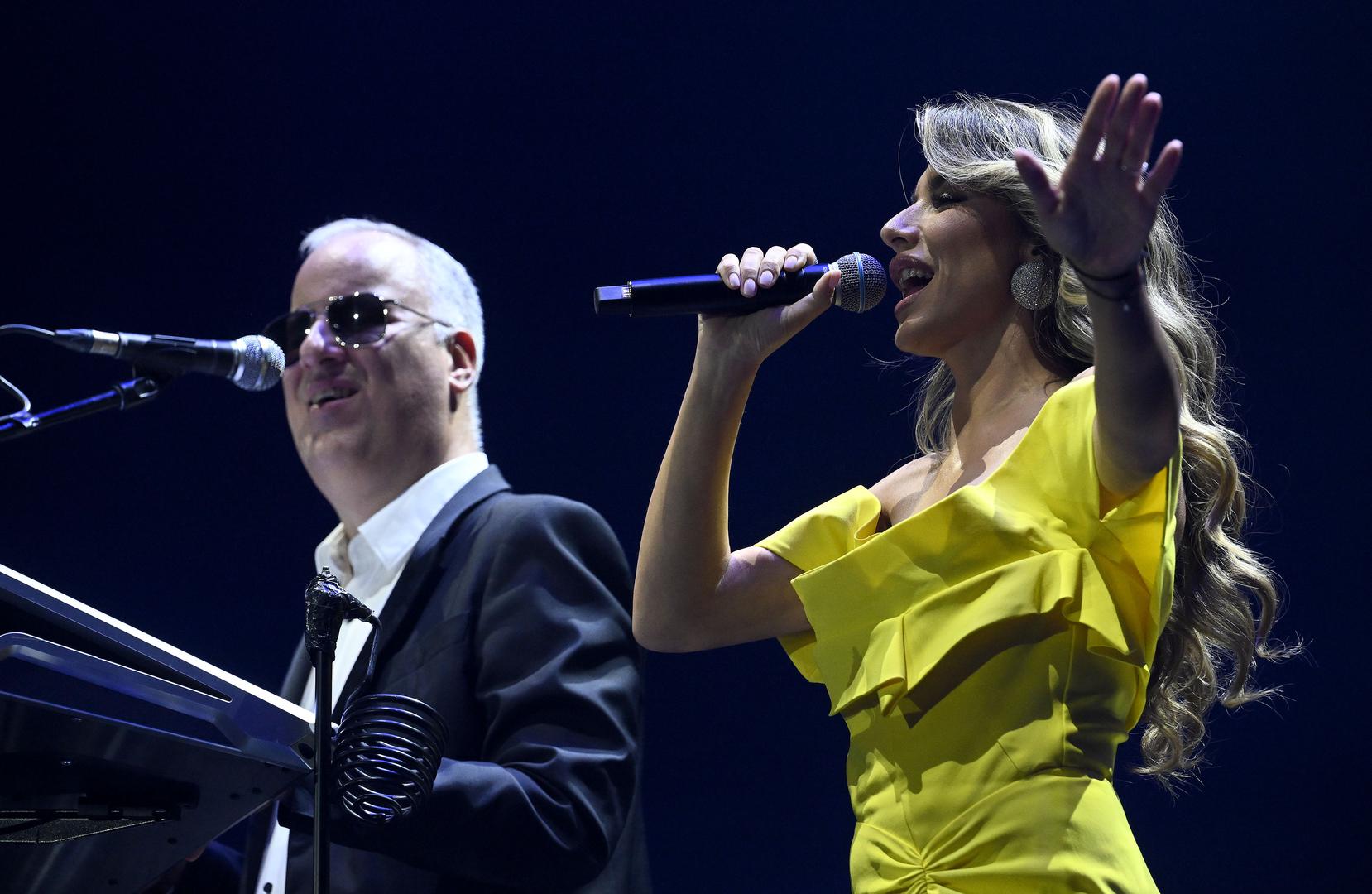 Nije nedostajalo niti vrhunskih obrada u Sašinoj izvedbi pa je s publikom uglas pjevao najveće hitove ovih prostora - od "Vratio sam se živote", preko "Miljacke, do "Cesarice"