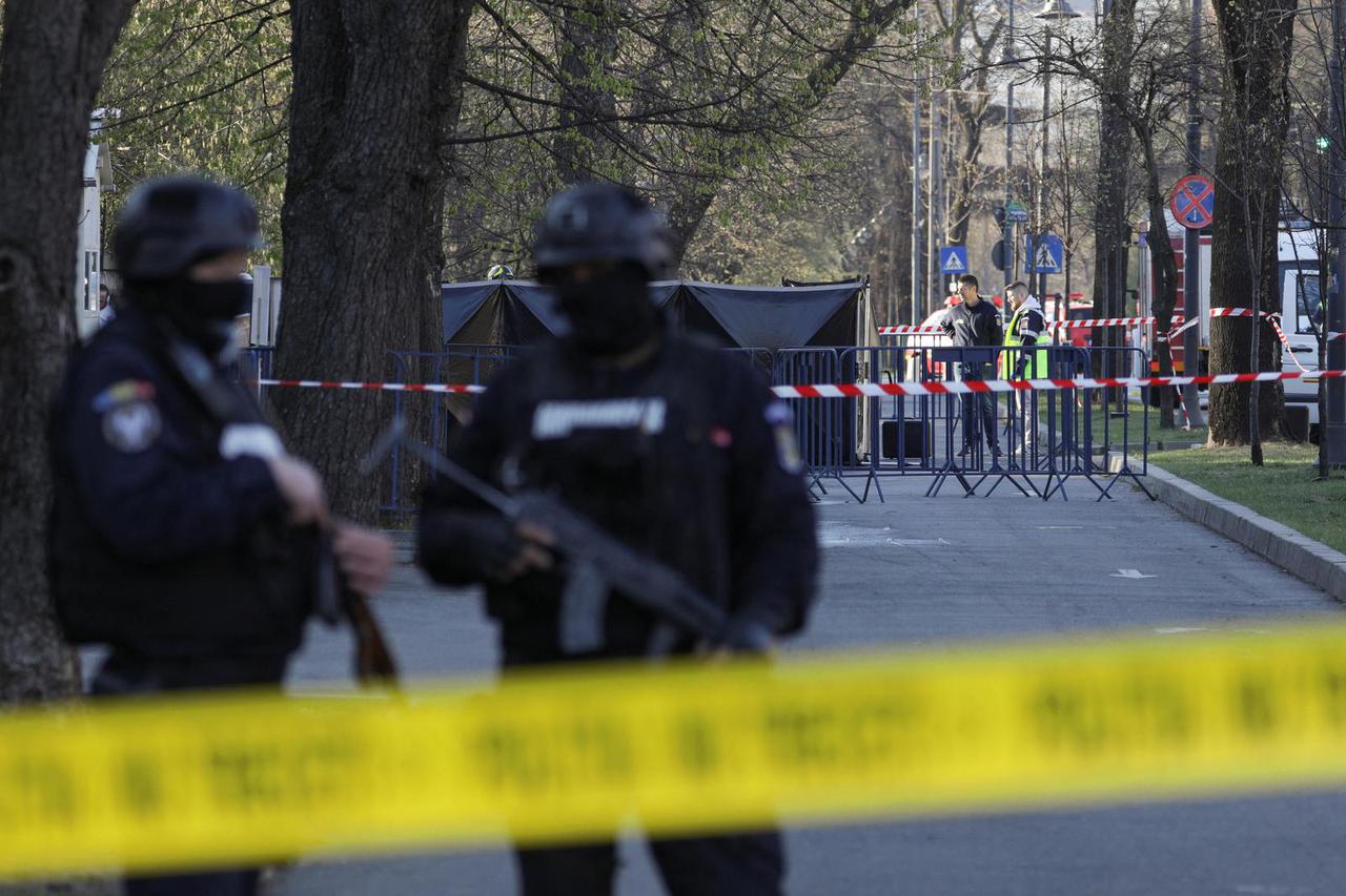 Man crashed his car in the gate of the Russian Embassy in Bucharest