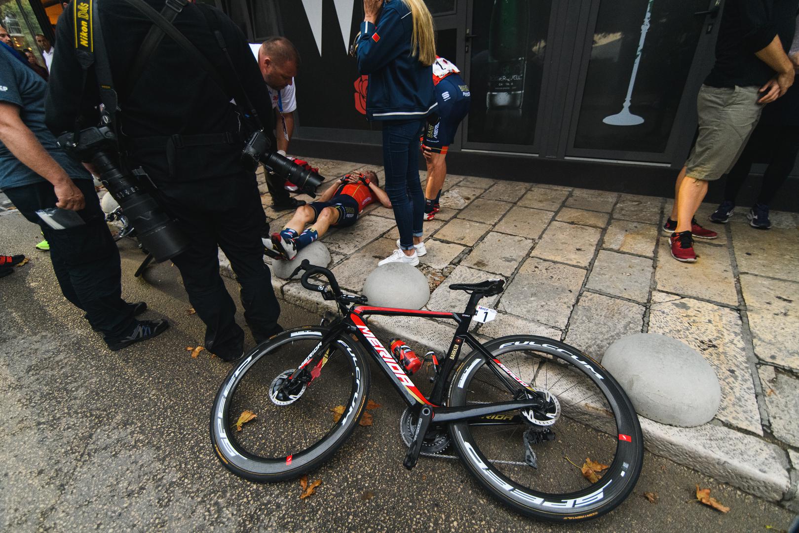 A u Zadru se dogodila neobična nesreća nakon što je jedan akreditirani muškarac odlučio prijeći cestu kojom su se vozili biciklisti.