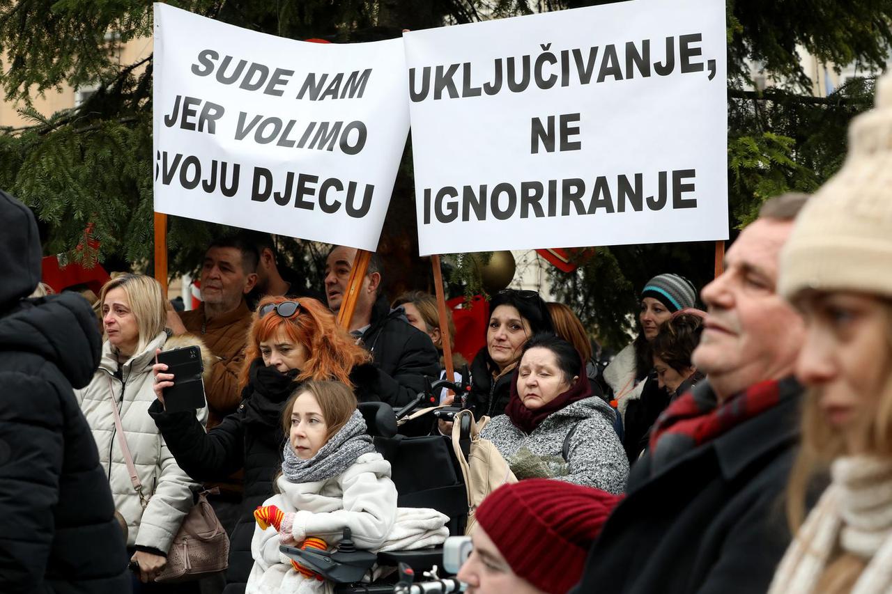Zagreb: Prosvjed na Markovom trgu Udruge obitelji djece s teškoćama u razvoju "Sjena"