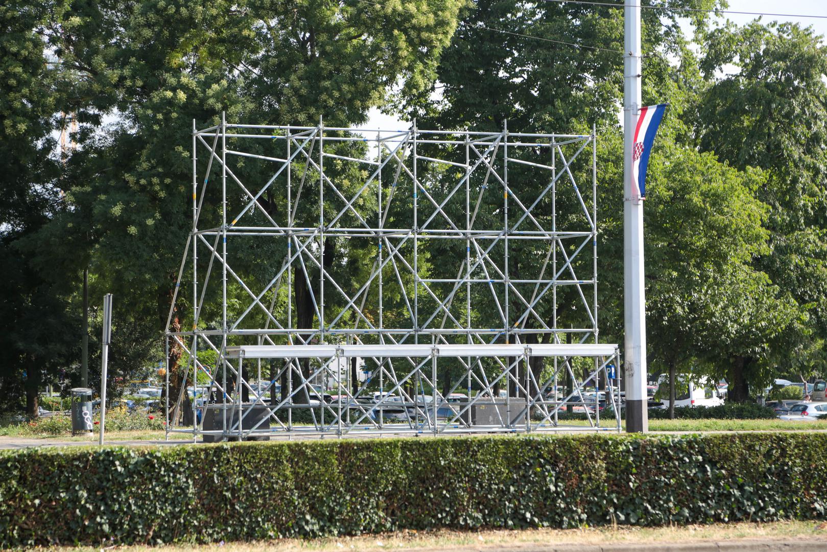 Bit će prikazane pješačke, motorizirane i mehanizirane postrojbe s više od 500 vozila, a najavljen je i letački program s preko 40 letjelica, uključujući borbene avione Rafale.