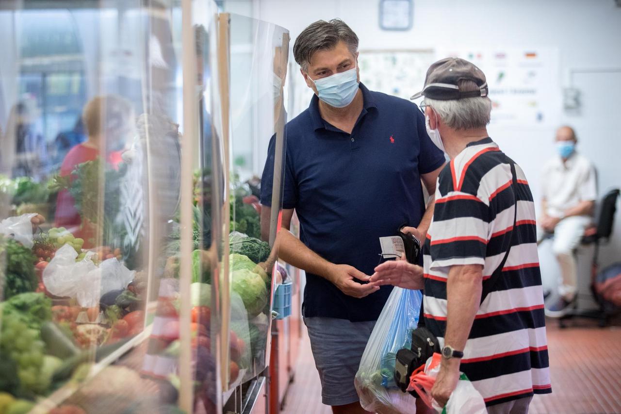Premijer Plenković godišnji odmor provodi u Opatiji, u jutarnjim satima posjetio je tržnicu i ljekarnu