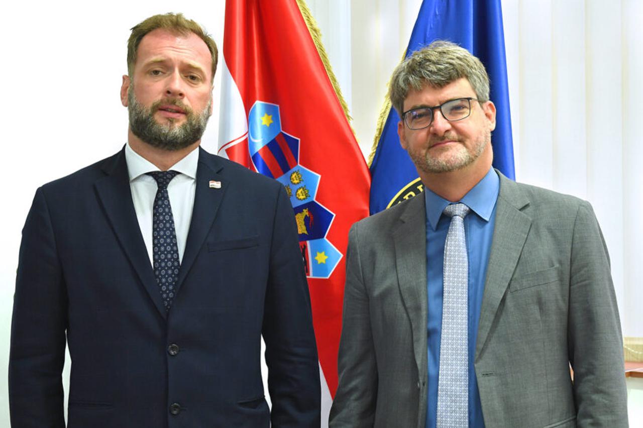 Priopćenje: Ministar obrane Banožić s francuskim veleposlanikom Veyssiereom