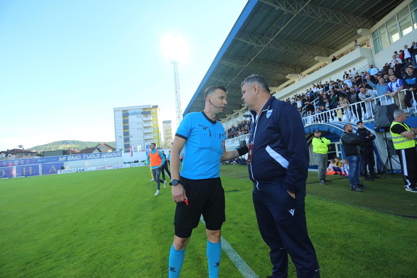 Na nogometnoj utakmici u Novom Pazaru između istoimenog domaćina i Radničkog iz Niša došlo je do prekida zbog jednog transparenta na stadionu