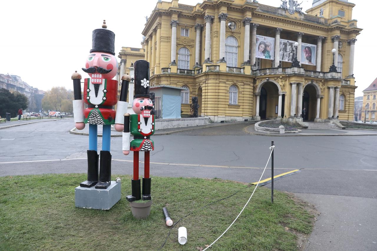Oštećene skupture likova iz Orašara