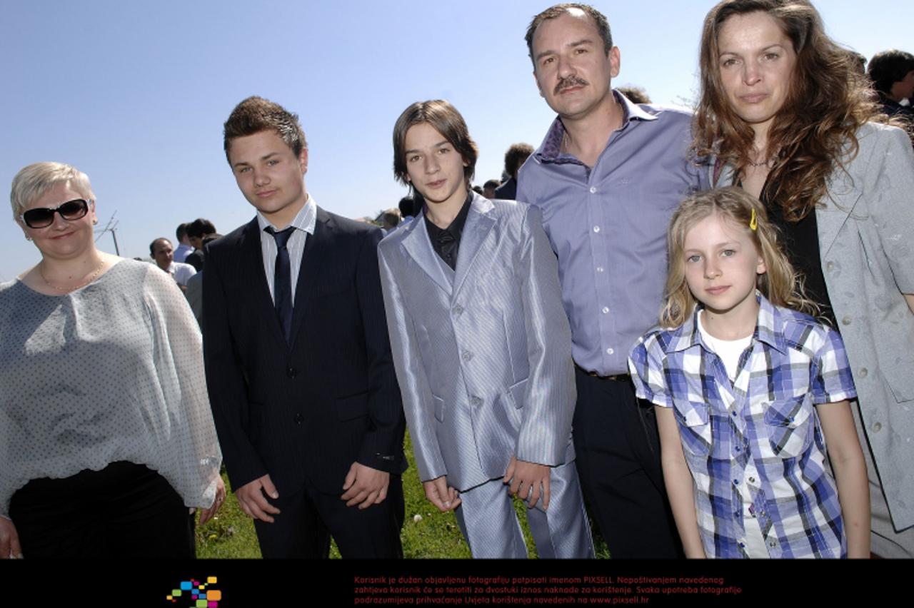 '28.04.2012., Cakovec - Sakrament Svete potvrde u Nedeliscu. Firmanici i njihovi kumovi. Obitelj Pors.  Photo: Vjeran Zganec-Rogulja/PIXSELL'