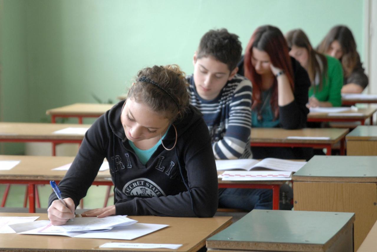 'unu  zagreb 09.04.2008 ...10. gimnazija pisanje eseja...Ucenici pisu od 10 do 12 esej iz hrvatskog jezika u sklopu dru017Eavne mature...  Foto:Antonio Bronic'