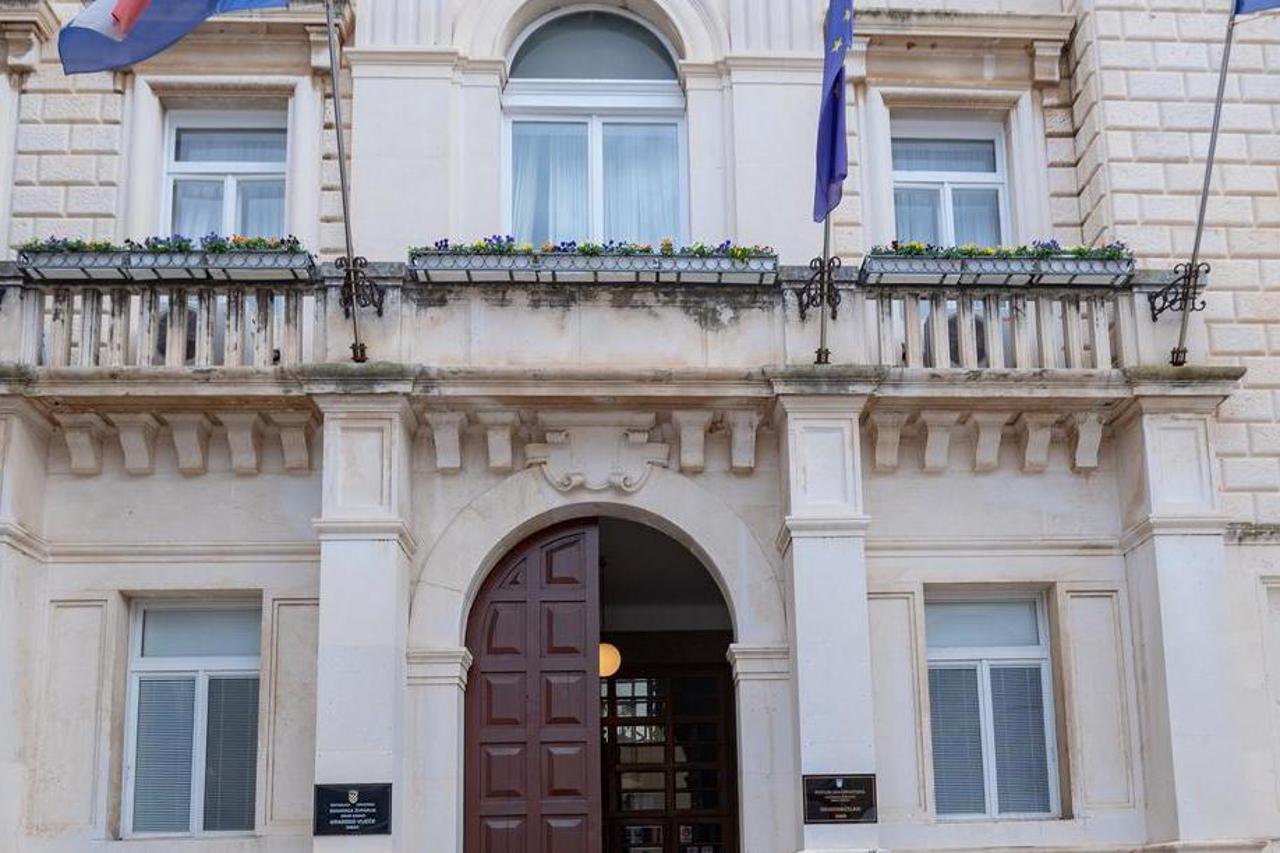Zadar: Marjana Botić zapriječila ulaz vijećnicima u zgradu gradske uprave
