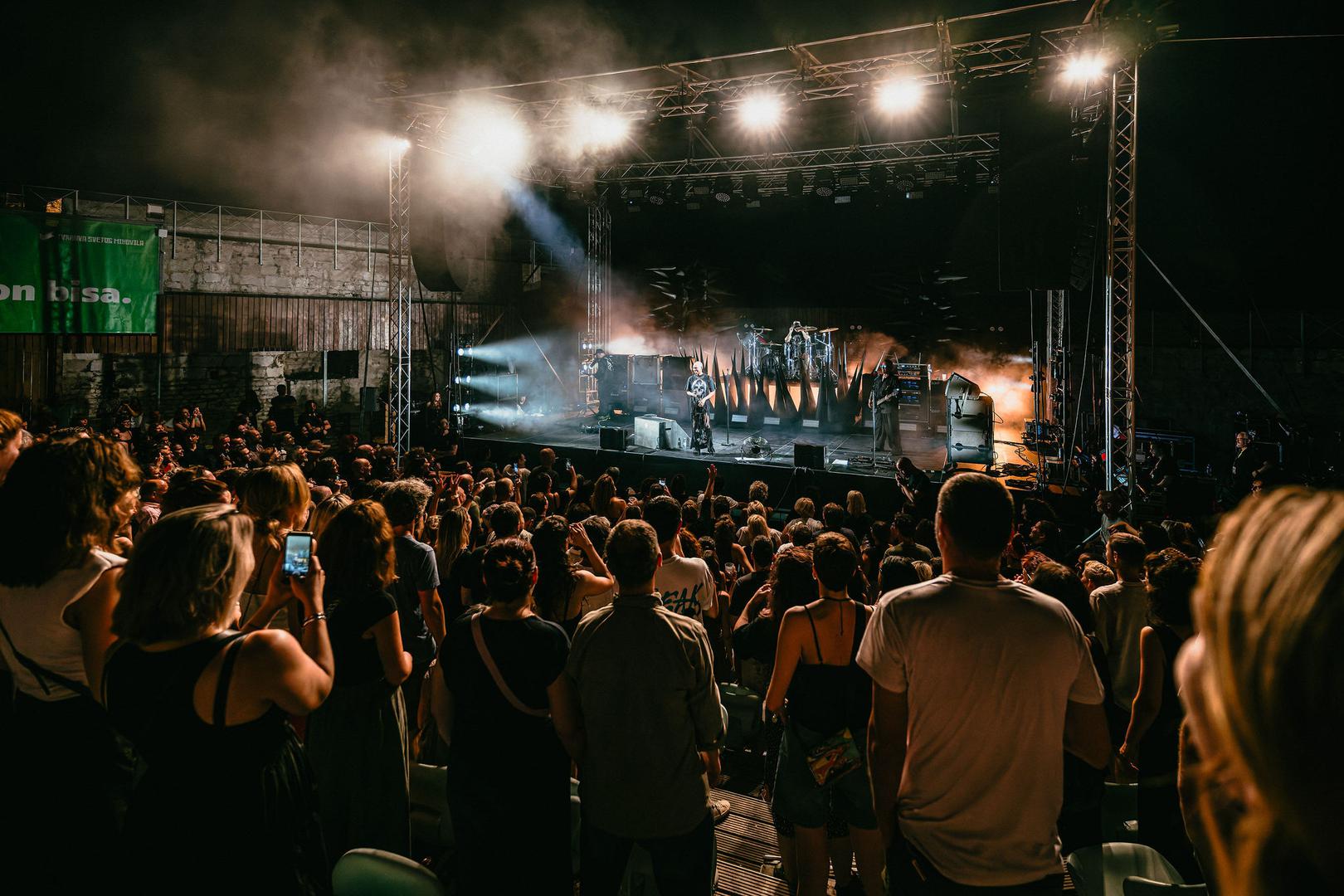Hipnotička pojava i monumentalan glas, podupirani uigranim bendom, potvrdili su da Skunk Anansie pripada samom vrhu koncertne scene, kao i da su za dobar koncert ključ umjetnici koji su na pozornici spremni iz sebe izvući zadnji atom snage, čak i kad nastupaju noćima zaredom.
