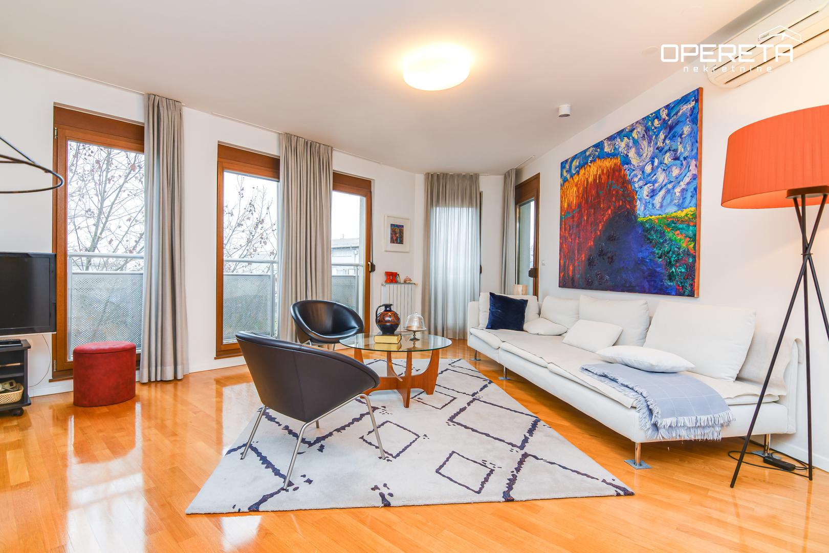 Na prodaju je 4-sobni stan na 3. katu zgrade u Zagrebu u Ravnicama, s površinom od 114 m² i garažom od 16 m².