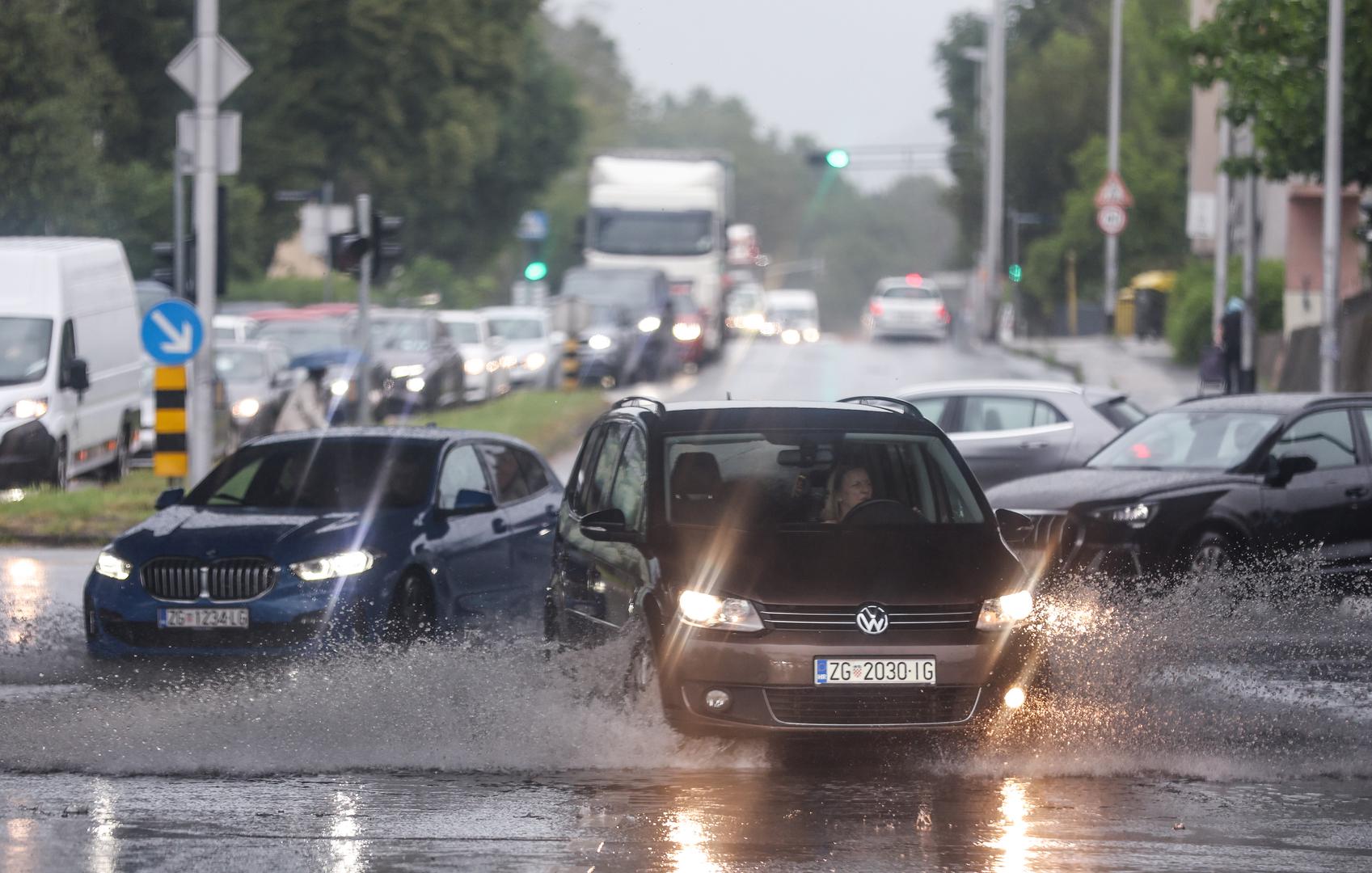 Nevrijeme praćeno obilnom kišom, jakim vjetrom i tučom, oko podneva je zahvatilo Zagreb.