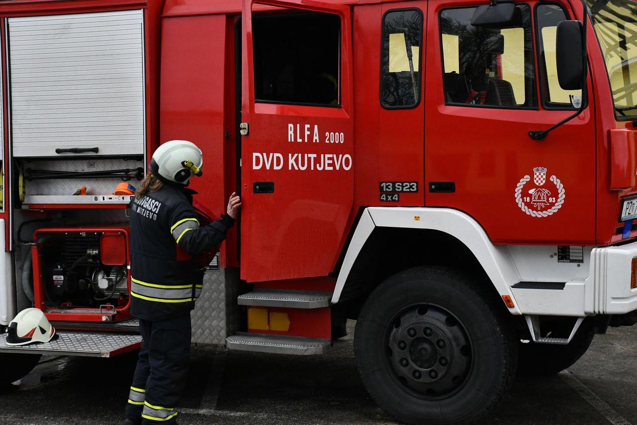 Grabarje: Izbio požar u objektu svečane dvorane Gala