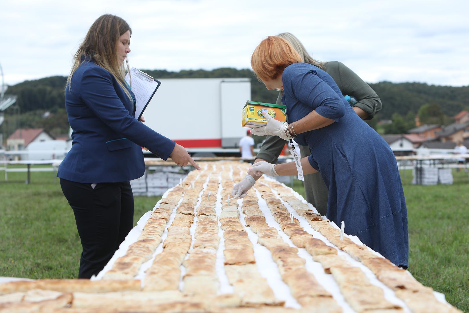 Sutkinja Guinnessove knjige rekorda, Paulina Sapinska, istaknula je da je za rekord bilo potrebno barem 5.874 štrudle.