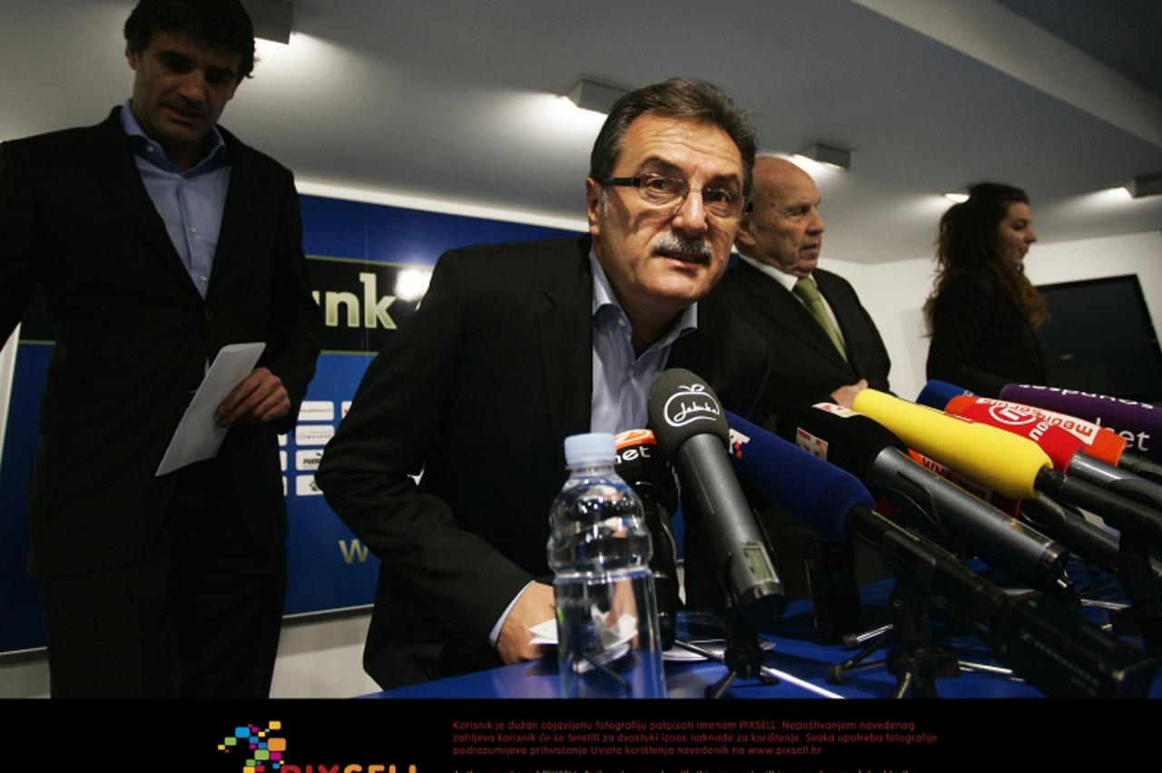 \'23.12.2011., Zagreb - GNK Dinamo predstavio je na konferenciji za novinare novog trenera Antu Cacica. Sportski direktor Zoran Mamic, predsjednik kluba Mirko Barisic i novi trener Anre Cacic.  Photo: