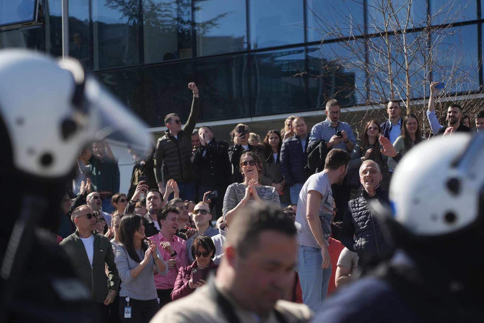 13, March, 2025, Belgrade - A group of about a hundred unknown people gathered in front of the entrance to the N1 editorial office yard, and soon a group of employees from Airport City appeared, who came to support the N1 employees, who eventually applauded the group, which also included city officials from Novi Sad and Vojvodina, all of whom are members of Aleksandar Vulin's Socialist Movement. Photo: Antonio Ahel/ATAImages

13, mart, 2025, Beograd - Grupa od oko stotinak nepoznatih ljudi okupila se ispred ulaza u dvoriste redakcije N1, a ubrzo se pojavila grupa zaposlenih iz Erport sitija, koji su dosli da pruze podrsku zaposlenima na N1 koji su na kraju  aplauzom isparatili grupu u kojoj su bili i gradski funkcioneri Novog Sada i Vojvodine, a svi su clanovi Pokreta socijalista Aleksandra Vulina.Photo: Antonio Ahel/ATAImages Photo: Antonio Ahel/Ata  images/PIXSELL
