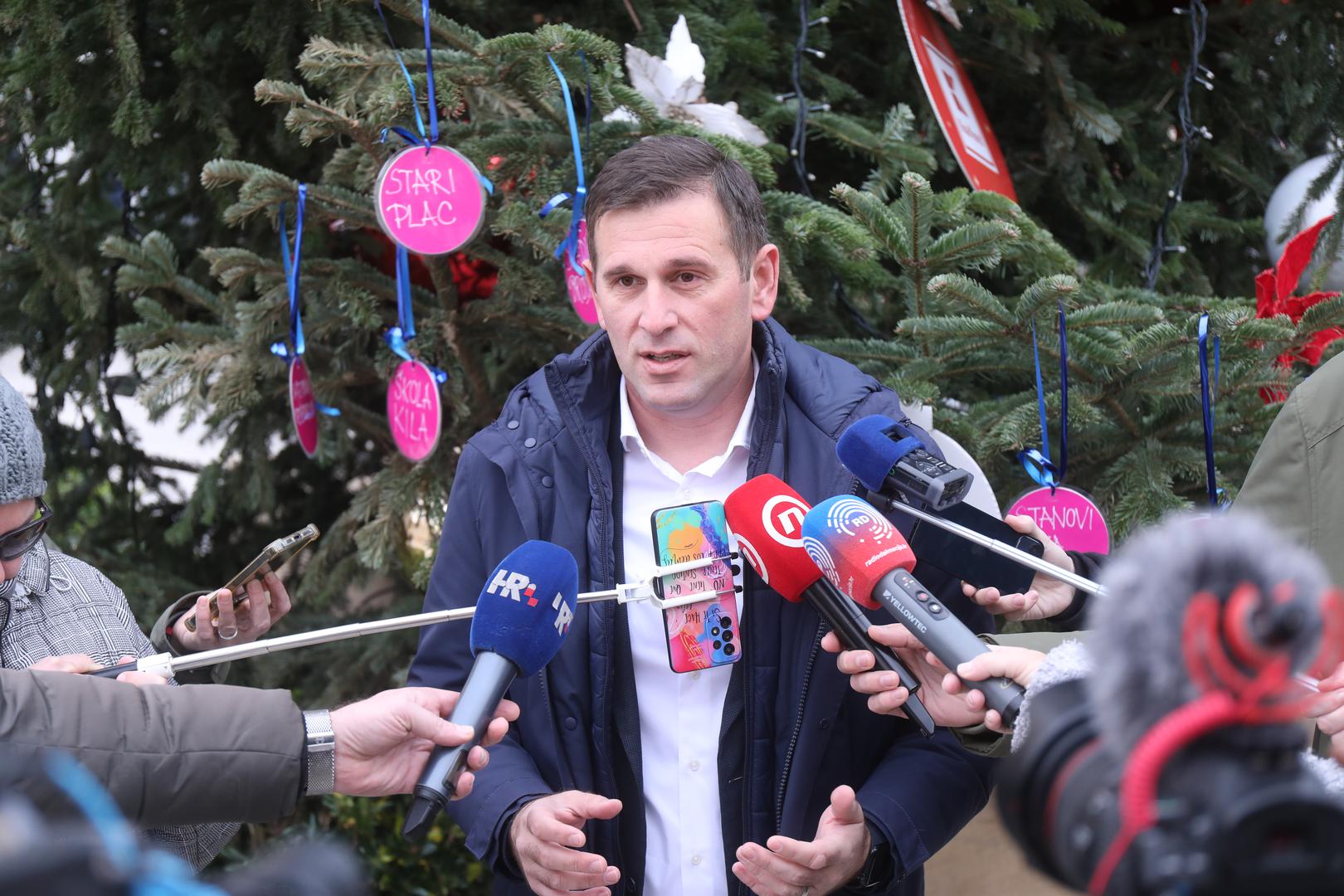 05.12.2025.,Split-Konferencija za medije kandidata za gradonacelnika Splita i saborskog zastupnika Tomislava Sute. Uoci konferencije za medije upriliceno je prigodno kicenje bozicnog drvca kuglicama s natpisima neispunjenih obecanja iz predizbornog programa gradonacelnika Ivice Puljka. Photo: Ivo Cagalj/PIXSELL