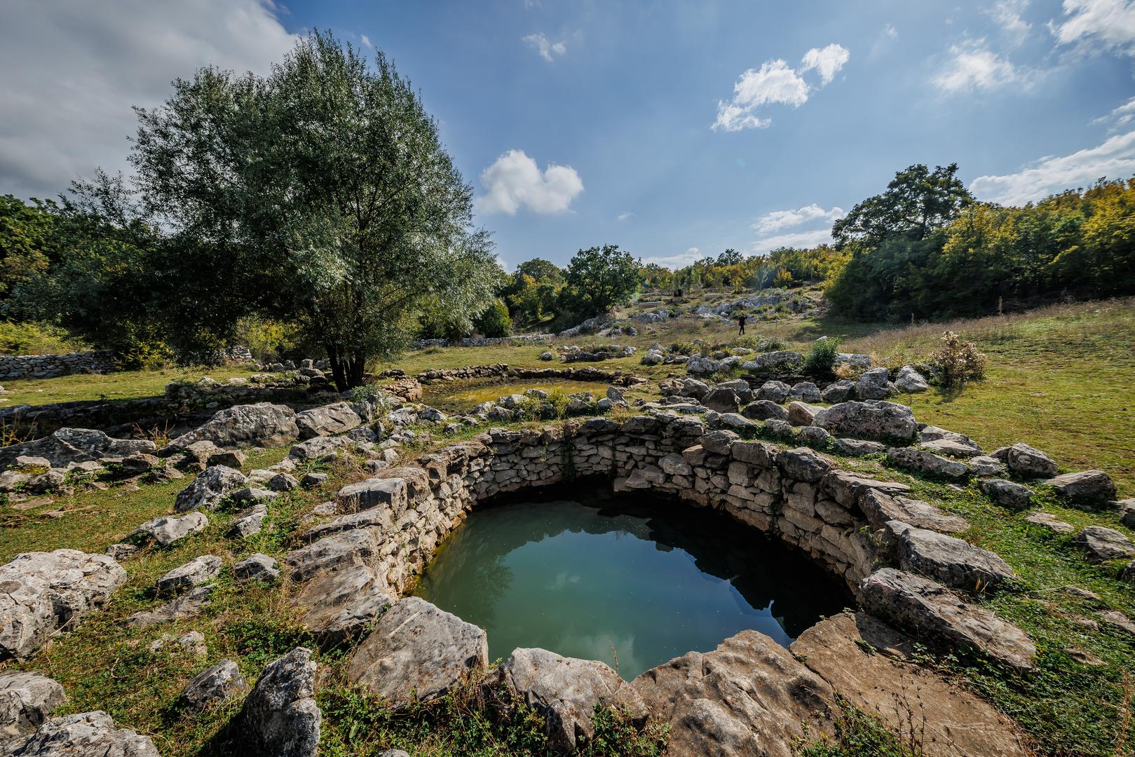Nedaleko od Splita, na nepristupačnom terenu Kliške zagore, skriva se jedno od najslikovitijih, ali i najmisterioznijih mjesta Hrvatske - bunari Rajčica. 