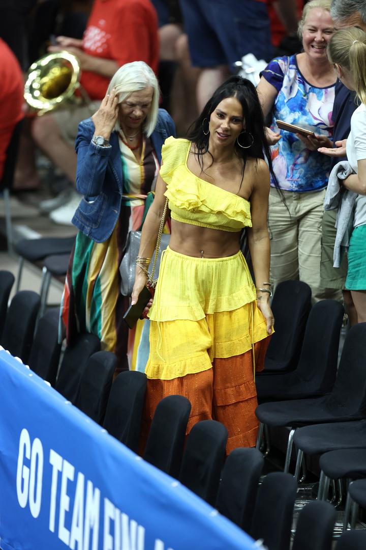 Svojom žutom odjevnom kombinacijom i tamnom puti mlađahna je žena privlačila pažnju onih koji su na tribinama sjedili oko nje i sigurno se istaknula na tribinama.