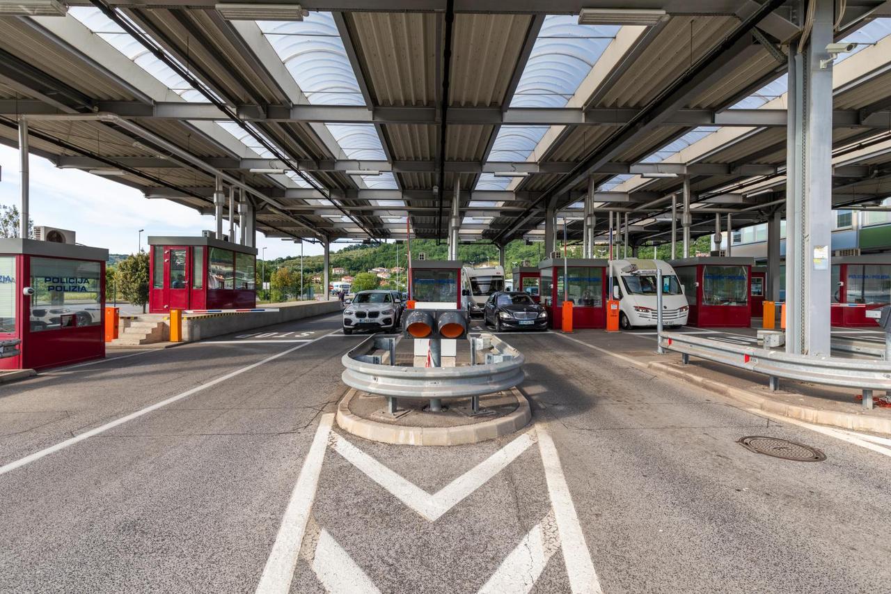 Strani džavljani ulaze u RH na graničnom prijelazu Kaštel