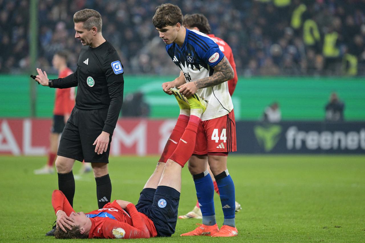 DFB Cup - Round of 16 - Hamburg SV v Holstein Kiel
