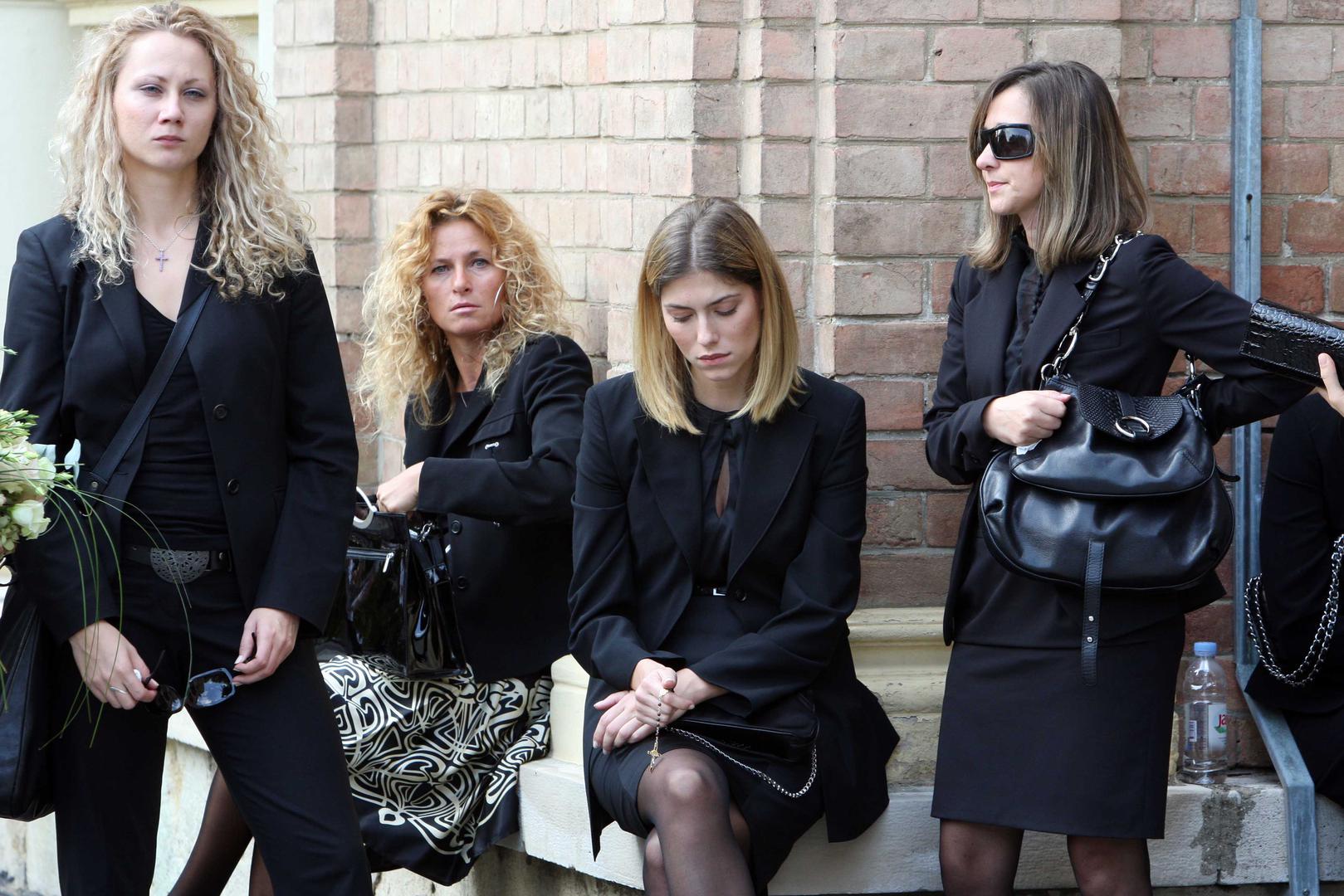 10.10.2008. Zagreb, Hrvatska. Na groblju Mirogoj pokopana je Ivana Hodak, kcer odvjetnika Zvonimira Hodaka i bivse politicarke Ljerke Mintas Hodak, koja je s dva hica u glavu ubijena ispred ulaza u svoj stan u ulici Pavla Hatza 2. Ivanu su ispratili brojni politicari, prijatelji i osobe s estrade. Pripadnica 'zlatne' hrvatske mladezi bila je u vezi s odvjetnikom Ljubom Pavasovicem Viskovic koji nije mogao suspregnuti suze. Uz Ivanin lijes sjedili su shrvani roditelji.Ivanine prijateljice.rPhoto Jurica Galoic/24sata