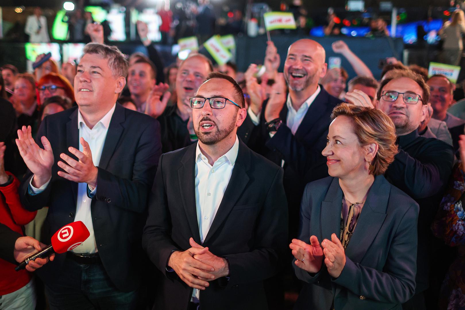 U prostorijama stožera čuju se pjesma, povici ohrabrenja i pljesak, a članovi stranke i volonteri međusobno si čestitaju na, kako kažu, “velikom povjerenju građana”. Tomašević se još nije obratio okupljenima, ali se očekuje da će to učiniti nakon idućeg seta rezultata.