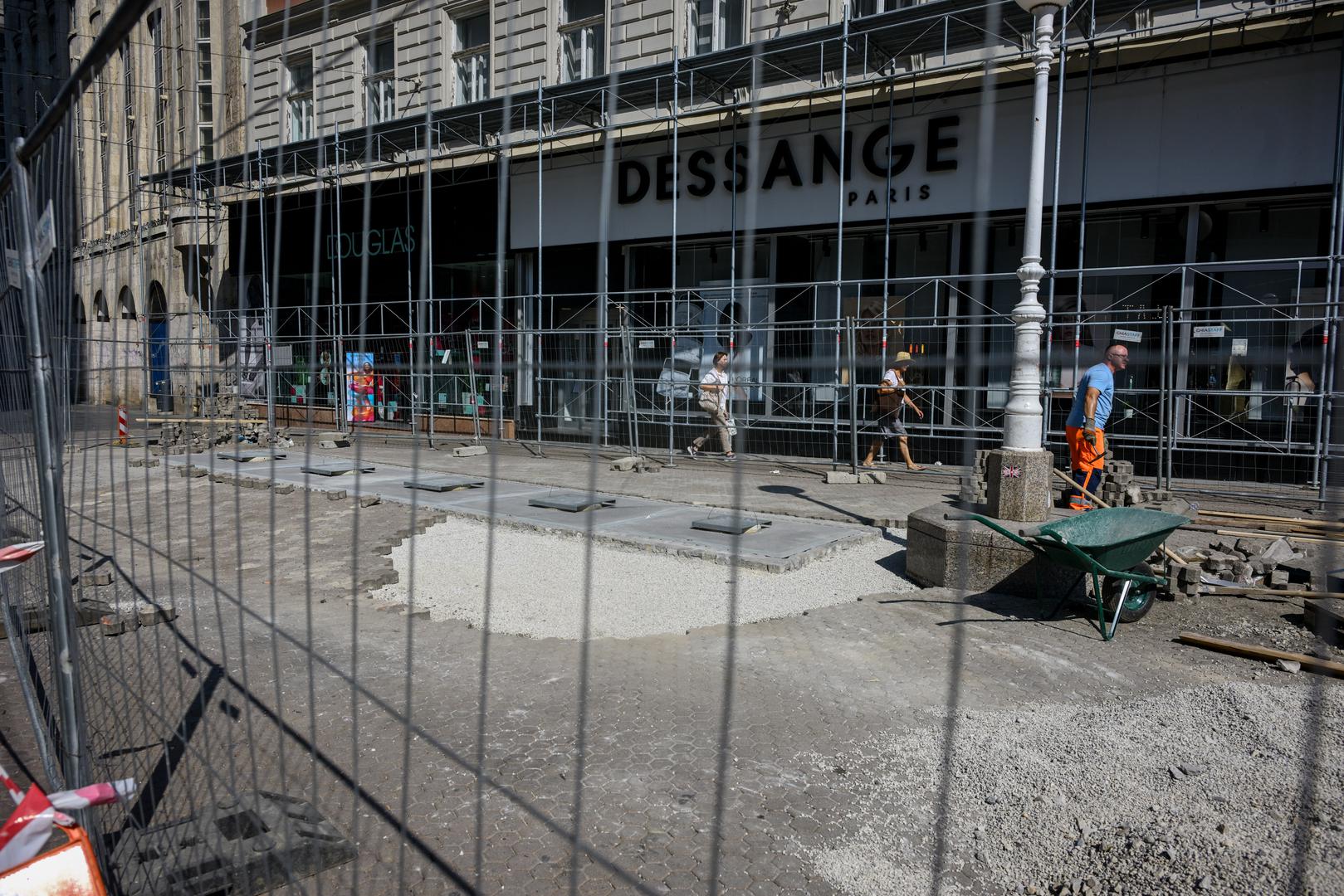 S jedne strane su oni koji drže da spremnici za otpad nagrđuju vizuru jedne od najljepših turističkih lokacija u centru Zagreba, dok su drugi stava da se mora misliti i na čistoću grada te stanovnike gradske jezgre koji moraju imati prikladno mjesto za odlaganje otpada umjesto da plave ZG vrećice ostavljaju na tlu ispred ulaza u zgradu. 