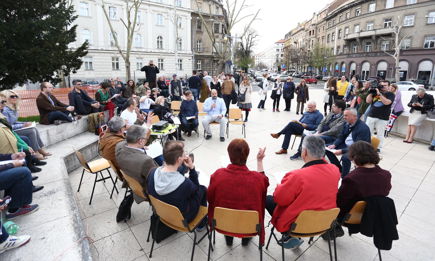 Održano je više prosvjeda, a vijeće gradske četvrti Donji Grad na trgu je održao i sjednicu. 