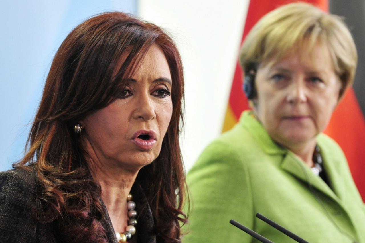 'German Chancellor Angela Merkel (R) and Argentina\'s President Cristina Fernandez de Kirchner (L) address a press conference following talks at the chancellery in Berlin October 6, 2010.  AFP PHOTO /