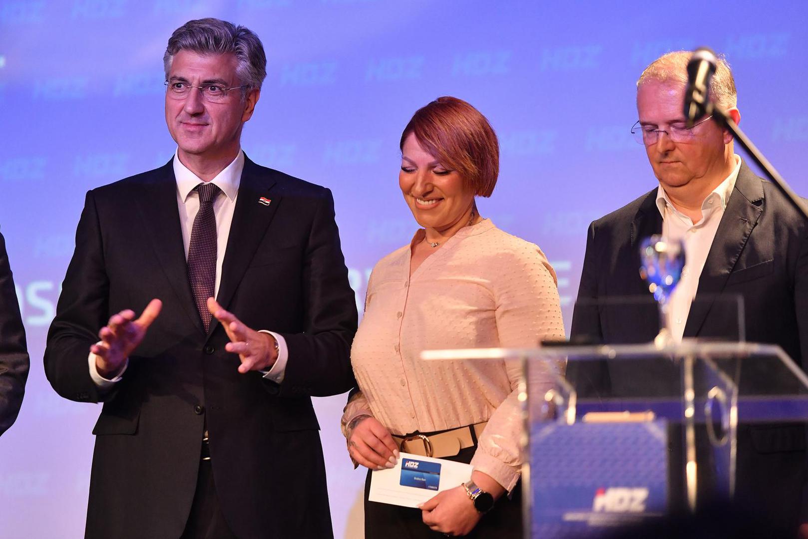 Obraćajući se okupljenima, Ban Vlahek zahvalila je na prijemu u stranku. "Prije svega od srca vam zahvaljujem. Zahvaljujem premijeru Plenkoviću, mom dragom prijatelju Katičiću glavnom tajniku stranke, mojim Međimurcima..."