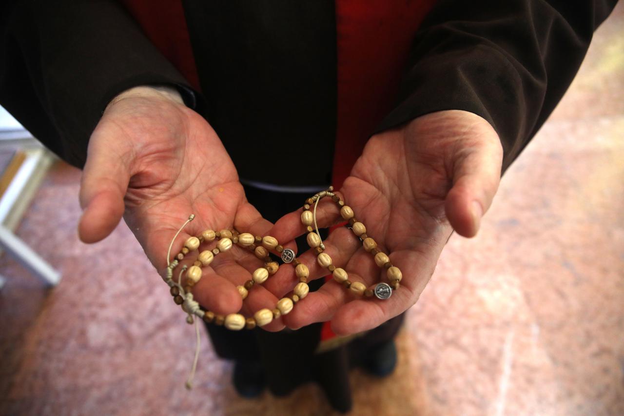 Fra Smiljan Kozul blagoslovio je narukvice Vecernjeg lista