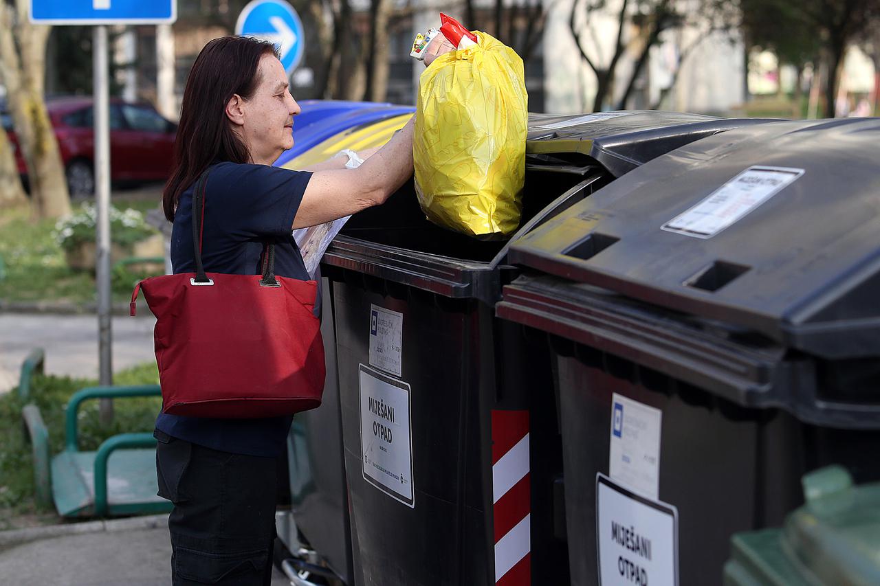 18.03.2014., Zagreb - U Lojenovom prilazu u zagrebackom naselju Zaprudje postavljeni su novi spremnici za razvrstavanje otpada.  Photo: Goran Stanzl/PIXSELL