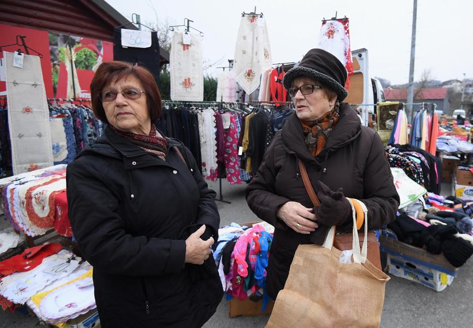 Zoran je u kampanji bez žurbe. Razgovara sa svakim koga sretne, u malim mjestima ne održava skupove, već popije kavu, podruži se, raspita za probleme. Pristupačan je