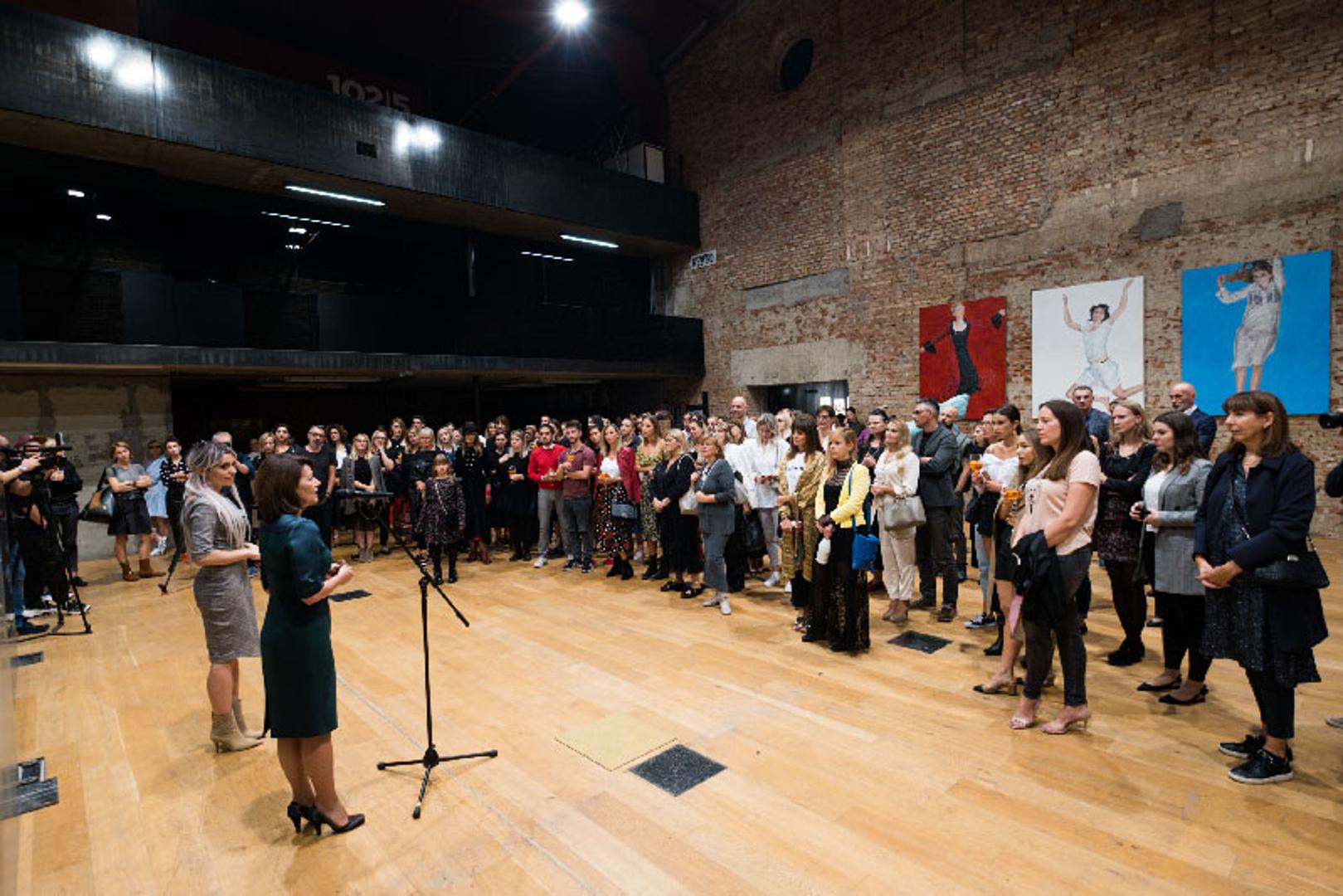 Izložba je osmišljena kroz 13 foto priča, a iza objektiva fotoaparata je Anina sestra Slavica Josipović.