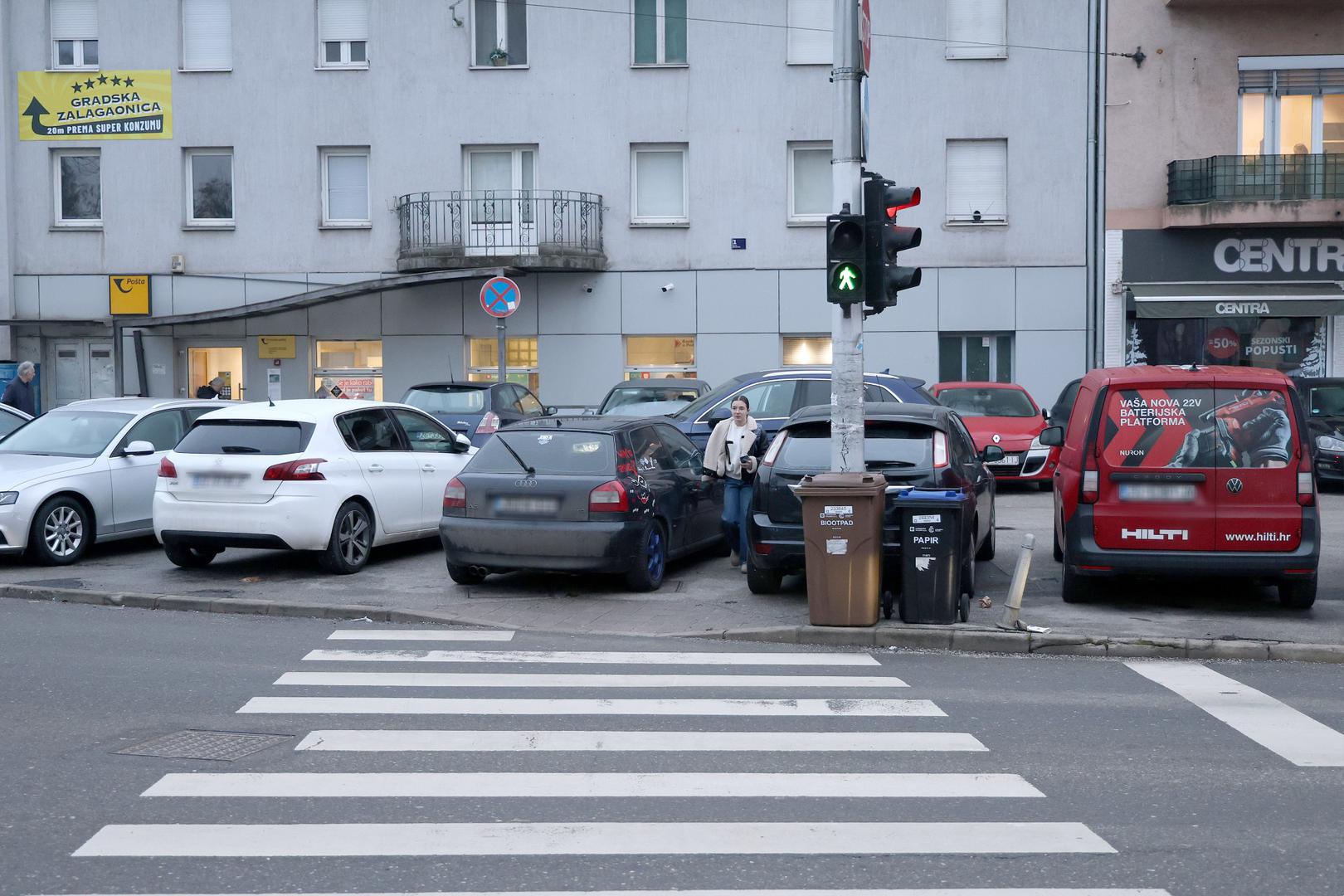 
Na krizanju ulice Črnomerec i Ilice svakodnevni su problemi sa brojnim parkiranim automobilima koji blokiraju pločnik i prilaz pješačkom prijelazu.
