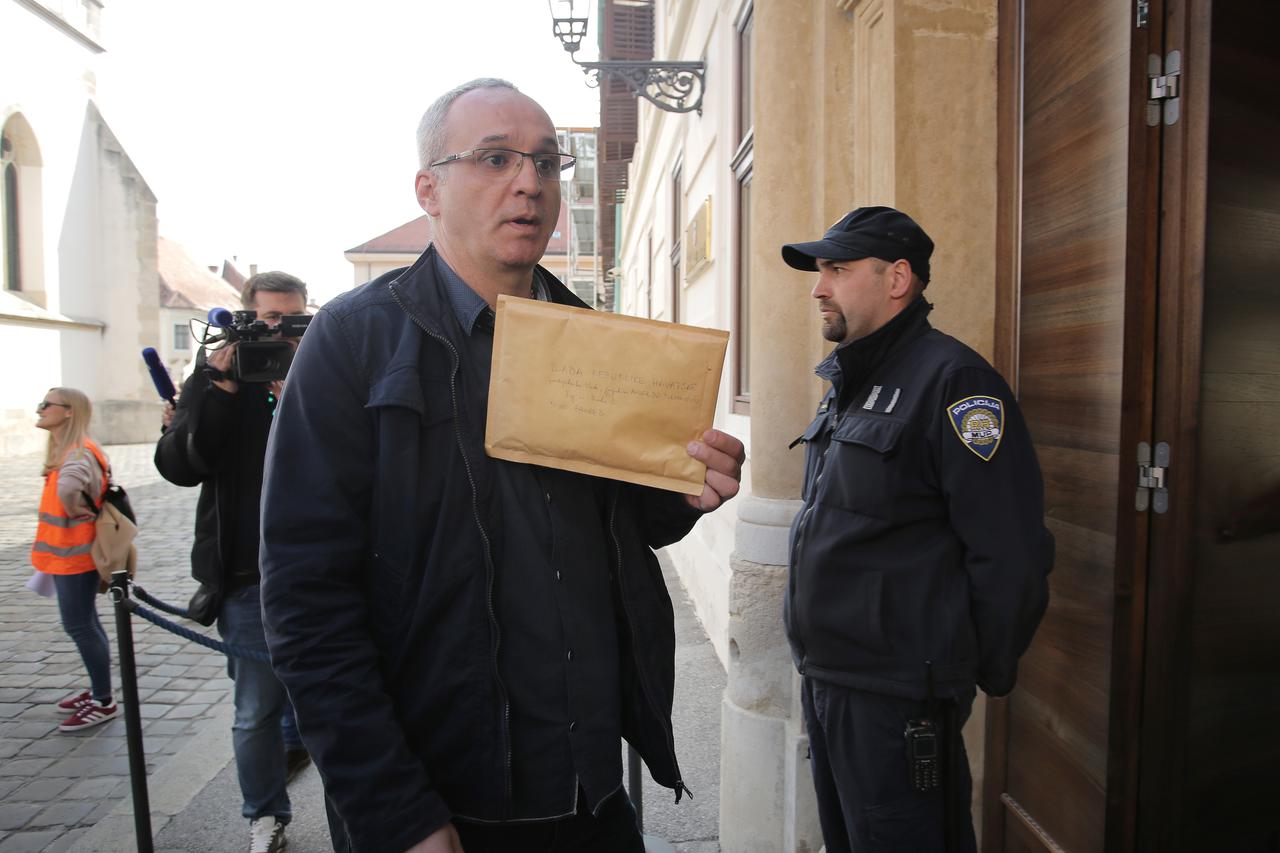 Zagreb: Novinari ispred Banskih dvora pročitali svih osam zahtjeva koje su uputili Vladi