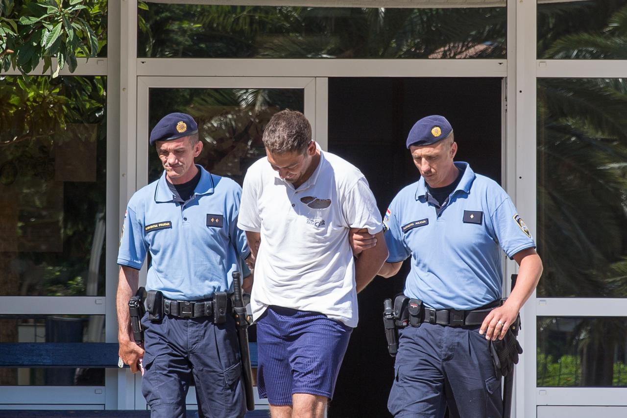 03.06.2015., Villa Palma, Dubrovnik - Uhicena su dvojica za koje se osnovano sumnja da su usko povezani s uhicnjem dubrovackog prometnog policajca Mile Pavlovica(29) i zagrebackog konobara Vedrana Majica (32) na sezonskom radu u cavtatskoj konobi Domizana