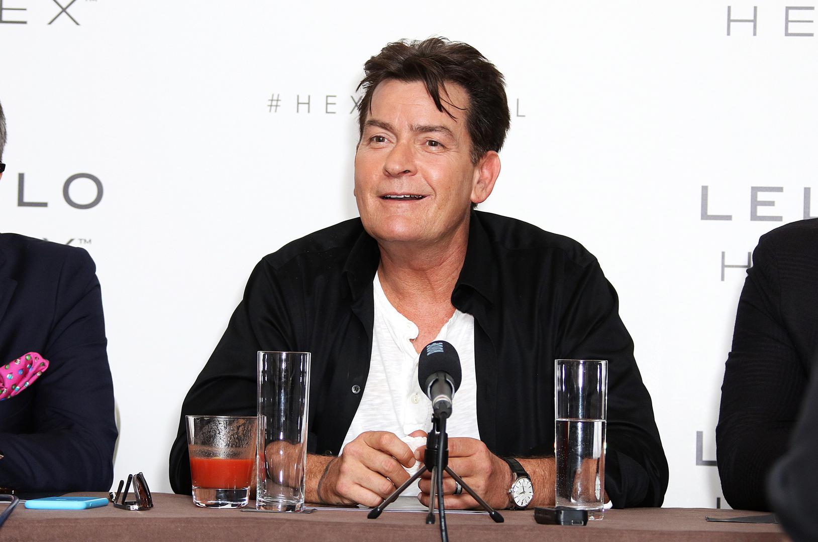 Charlie Sheen poznat po nadimku zločesti dečko Hollywooda jednako je poznat i po svom burnom seksualnom životu. Već s 25 godina zbog ovog problema se prijavio u  jednu kliniku, ali ovaj problem nikada nije riješio.