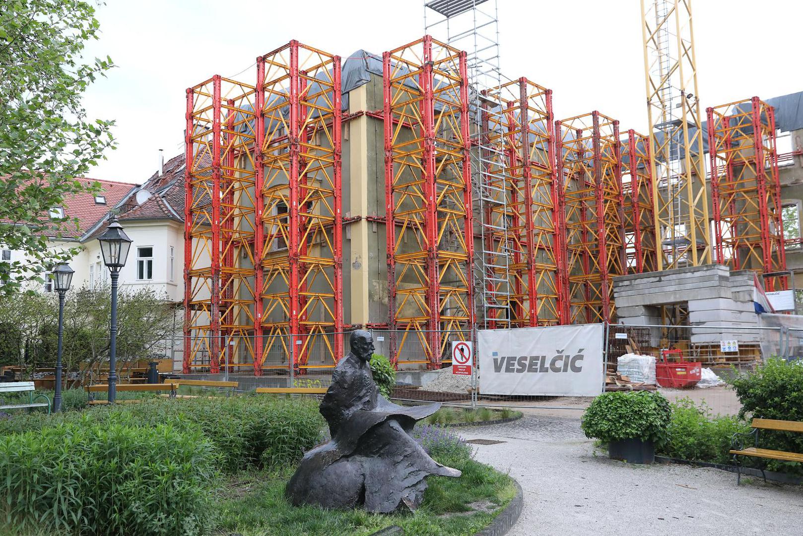 03.05.2023., Zagreb - Nakon jucerasnjeg urusavanja dijela zgrade Muzeja za umjetnost i obrt ponovno se postavlja pitanje stabilnosti brojnih gradjevina u obnovi. Da sigurnost radnika i prolaznika mora biti najvaznija pokazuje i gradiliste bivse zgrade DHMZ-a na Gornjem gradu koje je osigurano po svim pravilima struke, jer obicne gradjevinske skele nisu dostatne za ovako velike objekte. Photo: Patrik Macek/PIXSELL