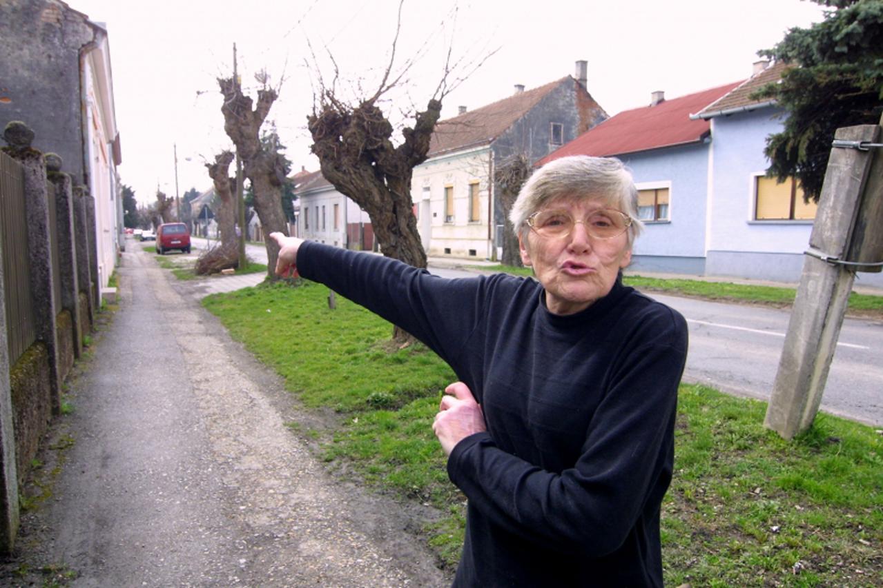 '23.03.2010., Koprivnica, Hrvatska - Dragica Lakus kaze da su problemi najveci na ulazu u Basaricekovu ulicu. Photo: Marijan Susenj/PIXSELL'