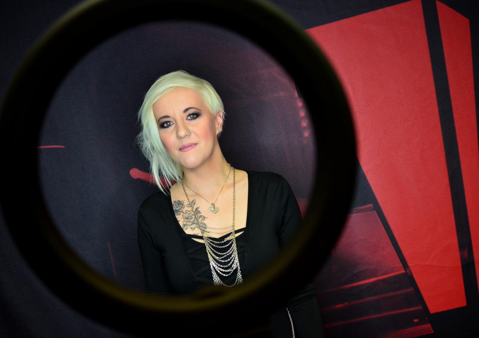 No, unatoč modnim kritikama koje su je pratile, njezin je nastup postigao ono što Hrvatskoj godinama nije polazilo za rukom. Svojom je pjesmom "Lighthouse" prekinula sedmogodišnji niz neuspjeha i uvela Hrvatsku u finale Eurosonga, gdje je na kraju zauzela 23. mjesto.