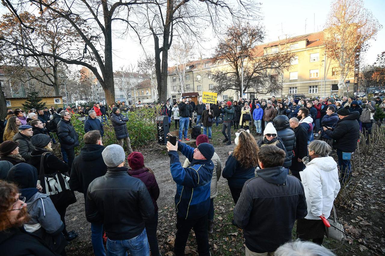 Zagreb: Prosvjed protiv epidemioloških mjera i covid potvrda na Trgu Francuske Republike