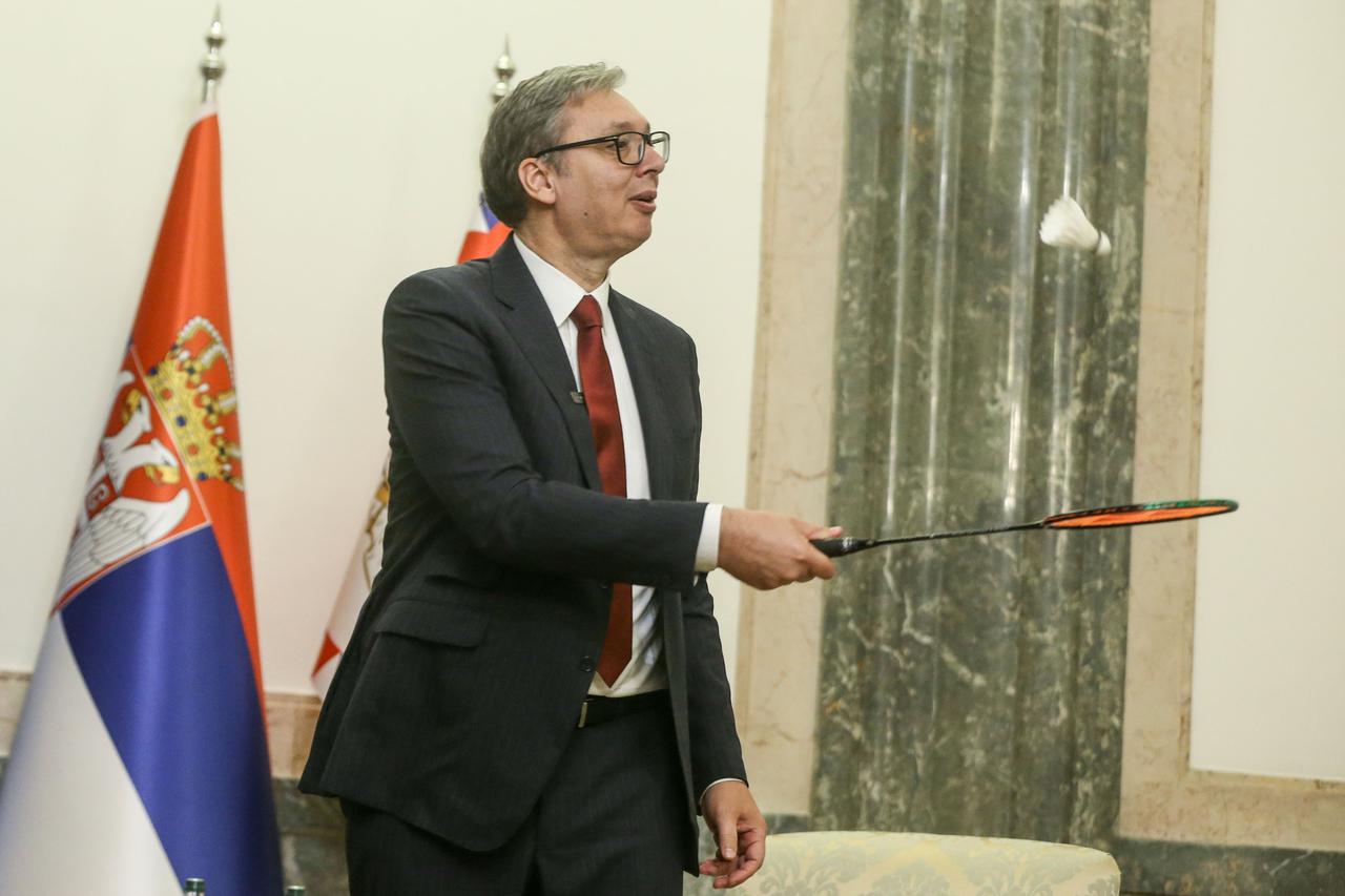 Beograd: Aleksandar Vučić sastao se s najvećim igračem  badmintona od kojeg je na poklon dobio  reket i lopticu 