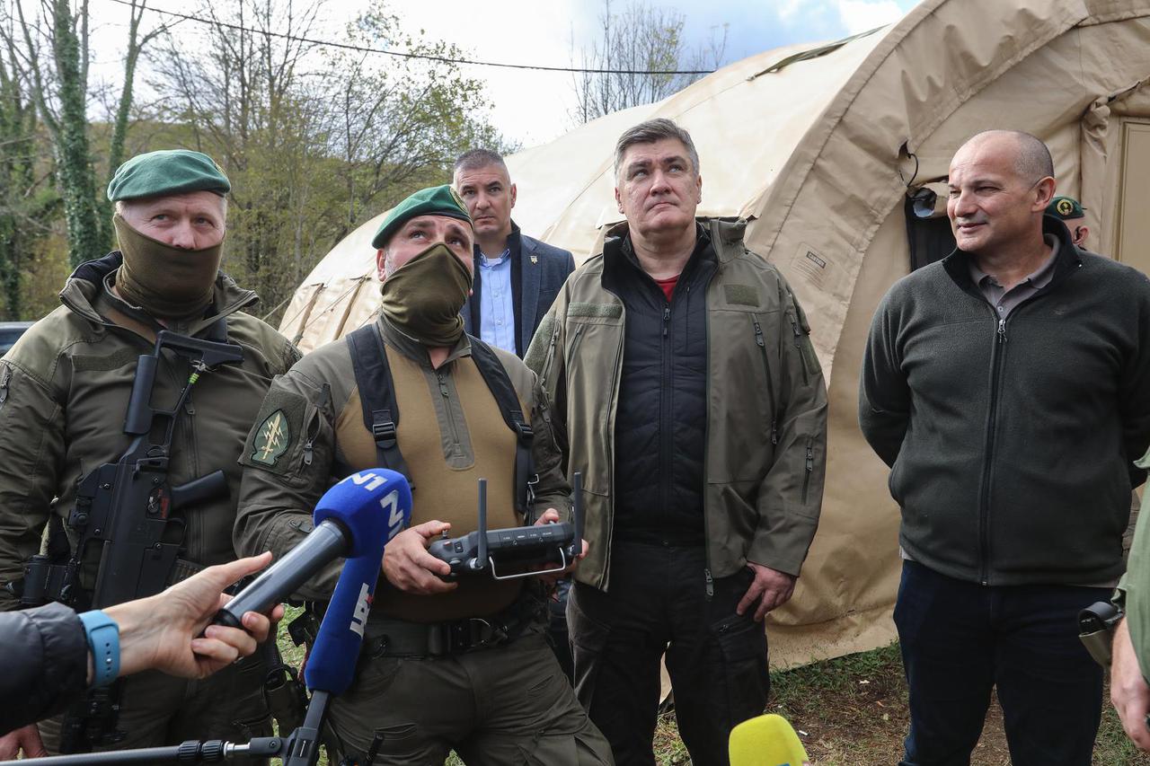 Cetingrad: Zoran Milanović s pripadnicima ATJ Lučko i SJP Orao koji su mu prezentirali nadzor dronovima