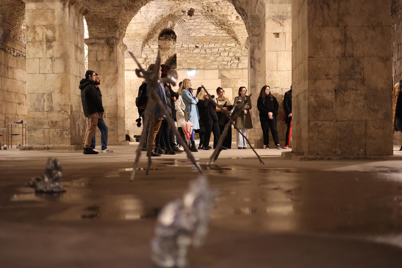 Miholić je objasnila da je posebno zanimaju prostori koji su "živi“ i aktivno sudjeluju u nastanku rada. "To je odnos uzajamne izgradnje - ja interveniram u prostor, ali i prostor oblikuje moj rad“, rekla je, naglašavajući stalnu interakciju između arhitekture, materije i umjetničke geste

